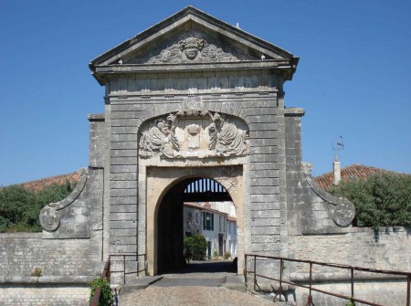 SAINT MARTIN DE RÉ :  "PORTE DES CAMPANI" - UNE DES DEUX ENTRÉES DE LA VILLE